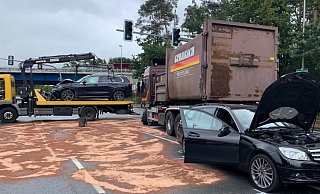 Zwei Autos und ein Lastwagen waren an der Kollision beteiligt. Rund um den Südring kommt es zu Stau. - Barbara Franke Zwei Autos und ein Lastwagen waren an der Kollision beteiligt. Rund um den Südring kommt es zu Stau. - Barbara Franke
