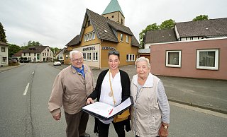 Marianne (86) und Paul (87) Gaydan finden das Konzept, das Nadja Relin (Mitte) jetzt für den Dorfkrug ausgearbeitet hat, richtig gut. - Peter Unger Marianne (86) und Paul (87) Gaydan finden das Konzept, das Nadja Relin (Mitte) jetzt für den Dorfkrug ausgearbeitet hat, richtig gut. - Peter Unger