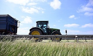 Die von der Ampel-Koalition geplante Abschaffung von Steuervergünstigungen auf Agrardiesel stößt in der Branche auf Protest. - Pia Bayer/dpa Die von der Ampel-Koalition geplante Abschaffung von Steuervergünstigungen auf Agrardiesel stößt in der Branche auf Protest. - Pia Bayer/dpa