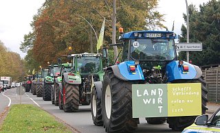 Die Räder rollen: Die jungen Landwirte fuhren auch durch Lübbecke, um auf ihre Situation aufmerksam zu machen. - Ingrun Waschneck Die Räder rollen: Die jungen Landwirte fuhren auch durch Lübbecke, um auf ihre Situation aufmerksam zu machen. - Ingrun Waschneck