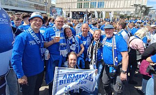 Claudius Blume (v. l.), Stefan und Jana Meyer, Ex-Schützenkönig Dirk Ciesla, Britta Ciesla, Frank Dawitz und Bastian Dawitz (knieend) beim Fanfest auf dem Alexanderplatz. - Oerlinghauser Schützengesellschaft Claudius Blume (v. l.), Stefan und Jana Meyer, Ex-Schützenkönig Dirk Ciesla, Britta Ciesla, Frank Dawitz und Bastian Dawitz (knieend) beim Fanfest auf dem Alexanderplatz. - Oerlinghauser Schützengesellschaft