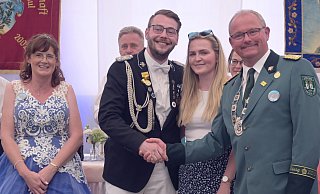 Das Königspaar Karin und Dietmar Haneke gratuliert Jan Hachmeier und seiner Freundin Simone Köring (Mitte) zur Regentschaft in Vörden im kommenden Jahr. - Schützen Vörden Das Königspaar Karin und Dietmar Haneke gratuliert Jan Hachmeier und seiner Freundin Simone Köring (Mitte) zur Regentschaft in Vörden im kommenden Jahr. - Schützen Vörden