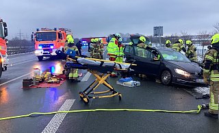 Zwei Autos waren an dem Verkehrsunfall auf der B1 in Paderborn beteiligt. - Feuerwehr Paderborn Zwei Autos waren an dem Verkehrsunfall auf der B1 in Paderborn beteiligt. - Feuerwehr Paderborn