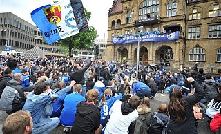 Beim Aufstieg vor zehn Jahren herrschte rund um das Bielefelder Rathaus Partystimmung. Im Falle eines Sieges im Pokalfinale könnten die Arminen hier wieder vom Balkon jubeln. - Andreas Frücht Beim Aufstieg vor zehn Jahren herrschte rund um das Bielefelder Rathaus Partystimmung. Im Falle eines Sieges im Pokalfinale könnten die Arminen hier wieder vom Balkon jubeln. - Andreas Frücht