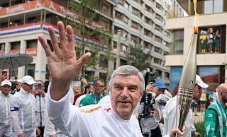 Gibt die Fackel weiter: Thomas Bachs Amtszeit als IOC-Präsident neigt sich dem Ende. - Jia Haocheng/XinHua/AP/dpa Gibt die Fackel weiter: Thomas Bachs Amtszeit als IOC-Präsident neigt sich dem Ende. - Jia Haocheng/XinHua/AP/dpa
