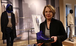 Stella Ahlers präsentiert einen Schuh aus der neuen Kollektion, deren Farbe an dem Yves-Klein-Blau angelehnt sind. - Lena Kley Stella Ahlers präsentiert einen Schuh aus der neuen Kollektion, deren Farbe an dem Yves-Klein-Blau angelehnt sind. - Lena Kley