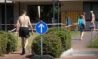Fast 2.000 Besucher waren am Samstag im Gütersloher Nordbad. Wegen Corona sind die Besucherzahlen begrenzt. Darum mussten einige lange warten. - Andreas Frücht Fast 2.000 Besucher waren am Samstag im Gütersloher Nordbad. Wegen Corona sind die Besucherzahlen begrenzt. Darum mussten einige lange warten. - Andreas Frücht