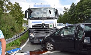 Die Front des Fahrzeugs wurde über die gesamte Breite beschädigt. - Kreispolizeibehörde Herford Die Front des Fahrzeugs wurde über die gesamte Breite beschädigt. - Kreispolizeibehörde Herford