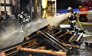 Brandstiftung: Feuer bei Bielefelder Gewürzfirma. - Barbara Franke Brandstiftung: Feuer bei Bielefelder Gewürzfirma. - Barbara Franke