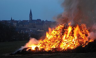 Das Osterfeuer lodert 2019 auf einer Anhöhe am Volkmarser Weg. - Hubert Roesel Das Osterfeuer lodert 2019 auf einer Anhöhe am Volkmarser Weg. - Hubert Roesel