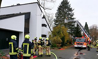 Rund 40 Kräfte der Paderborner Feuerwehr rückten zu einem Saunabrand im Keller eines Wohnhaus am Deipenweg aus. - Ralph Meyer Rund 40 Kräfte der Paderborner Feuerwehr rückten zu einem Saunabrand im Keller eines Wohnhaus am Deipenweg aus. - Ralph Meyer