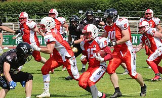 Die Minden Wolves sind der erste American-Football-Verein im Kreis. Für die Schulen im Kreisgebiet bietet Carsten Schulte aber die kontaktlose Variante Flag Football an. Dabei tragen die Spieler weder Helm noch Schulterpolster - eben weil Körperkontakt untersagt ist. - Thomas Kühlmann Die Minden Wolves sind der erste American-Football-Verein im Kreis. Für die Schulen im Kreisgebiet bietet Carsten Schulte aber die kontaktlose Variante Flag Football an. Dabei tragen die Spieler weder Helm noch Schulterpolster - eben weil Körperkontakt untersagt ist. - Thomas Kühlmann