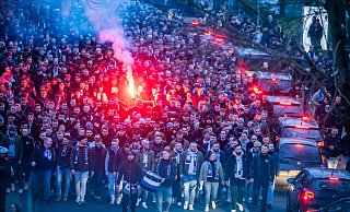 Die Arminia-Fans sind vor dem DFB-Pokalspiel noch gesammelt auf der Stapenhorststraße unterwegs. - NW Die Arminia-Fans sind vor dem DFB-Pokalspiel noch gesammelt auf der Stapenhorststraße unterwegs. - NW