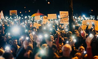 "Bunt statt Braun" und "Nie wieder ist jetzt!" steht auf einem Plakat, das bei einer Demo im Januar 2024 in Paderborn in der Menschenmenge in die Höhe gehalten wird. - picture alliance "Bunt statt Braun" und "Nie wieder ist jetzt!" steht auf einem Plakat, das bei einer Demo im Januar 2024 in Paderborn in der Menschenmenge in die Höhe gehalten wird. - picture alliance