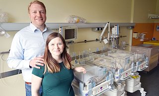 Mutter Kim Ohsiek und Vater Mathias Ohsiek an den Kinderbettchen ihrer Drillinge im Universitätsklinikum Minden. Nach dem ersten überwältigenden Schreck empfinden sie jetzt nur noch unendliche Dankbarkeit für ihre drei gesunden Kinder und ihre zweijährige Tochter Lena. - MKK Mutter Kim Ohsiek und Vater Mathias Ohsiek an den Kinderbettchen ihrer Drillinge im Universitätsklinikum Minden. Nach dem ersten überwältigenden Schreck empfinden sie jetzt nur noch unendliche Dankbarkeit für ihre drei gesunden Kinder und ihre zweijährige Tochter Lena. - MKK