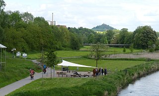 Der Blick schweift von der Diemelbrücke in der Altstadt über den neu beschatteten Wasserspielplatz hinauf zur ehemaligen Zuckerfabrik zum Desenberg. - Hubert Rösel Der Blick schweift von der Diemelbrücke in der Altstadt über den neu beschatteten Wasserspielplatz hinauf zur ehemaligen Zuckerfabrik zum Desenberg. - Hubert Rösel