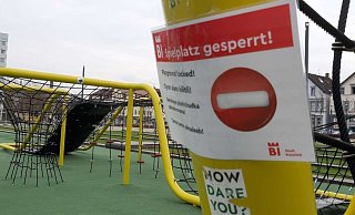Obwohl die Spiel- und Fitnesszonen am Kesselbrink gesperrt sind, gibt es den ganz Tag über Grüppchenbildungen und Corona-Partys auf dem Platz. - Heimo Stefula Obwohl die Spiel- und Fitnesszonen am Kesselbrink gesperrt sind, gibt es den ganz Tag über Grüppchenbildungen und Corona-Partys auf dem Platz. - Heimo Stefula
