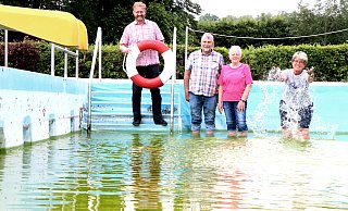Ein letztes Mal plantschten Sieghart Kröger (v. l.), Ulrich Hein, Kornelia Hein und Vera Kuhlhoff im Bürgerbad in Lenzinghausen. Der FBI-Vorsitzende sorgt mit seinen Bemühungen aktuell auch für einen finanziellen Rettungsring. - Andreas Sundermeier Ein letztes Mal plantschten Sieghart Kröger (v. l.), Ulrich Hein, Kornelia Hein und Vera Kuhlhoff im Bürgerbad in Lenzinghausen. Der FBI-Vorsitzende sorgt mit seinen Bemühungen aktuell auch für einen finanziellen Rettungsring. - Andreas Sundermeier
