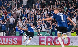 Die DSC-Spieler bejubeln das 1:0 gegen den SV Werder. Die Fans feiern – bis auf zwei Promis in Reihe sieben. Ansgar Brinkmann und Arnd Zeigler. Der Kult-Moderator präsentierte das Foto am Sonntag in seiner Sendung. - Teresa Kröger Die DSC-Spieler bejubeln das 1:0 gegen den SV Werder. Die Fans feiern – bis auf zwei Promis in Reihe sieben. Ansgar Brinkmann und Arnd Zeigler. Der Kult-Moderator präsentierte das Foto am Sonntag in seiner Sendung. - Teresa Kröger