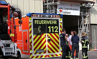 Bei einem Großeinsatz hat die Feuerwehr Bielefeld das Klinikum Mitte mit Sauerstoff-Reserven versorgt. - Christian Müller/dpa Bei einem Großeinsatz hat die Feuerwehr Bielefeld das Klinikum Mitte mit Sauerstoff-Reserven versorgt. - Christian Müller/dpa
