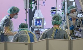 Pflegerinnen und Pfleger sowie eine Ärztin kümmern sich auf der Intensivstation um einen Patienten. - Foto: Sebastian Gollnow/dpa Pflegerinnen und Pfleger sowie eine Ärztin kümmern sich auf der Intensivstation um einen Patienten. - Foto: Sebastian Gollnow/dpa
