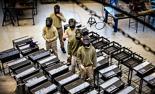 Im Zuge ihrer Ausbildung stellen die jungen Häftlinge in der Schlosserei der JVA Herford auch die begehrten Knastgrills her. Ausbildungsleiter Jonathan T. sagt: "Der Grill ist seit jeher unser meistgefertigtes Produkt." - Daniel Salmon Im Zuge ihrer Ausbildung stellen die jungen Häftlinge in der Schlosserei der JVA Herford auch die begehrten Knastgrills her. Ausbildungsleiter Jonathan T. sagt: "Der Grill ist seit jeher unser meistgefertigtes Produkt." - Daniel Salmon