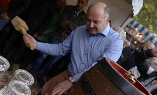 Leichte Übung: Ein Fass Freibier gibt es immer am Polhanssamstag nach der offiziellen Eröffnung. Für den Anstich ist Bürgermeister Hubert Erichlandwehr zuständig. - Patrick Herrmann Leichte Übung: Ein Fass Freibier gibt es immer am Polhanssamstag nach der offiziellen Eröffnung. Für den Anstich ist Bürgermeister Hubert Erichlandwehr zuständig. - Patrick Herrmann