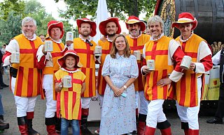 Gründerin des gemeinnützigen Vereins "Odissa Charles" Anne Grothe und die Jubelhennesse samt Nachwuchs am Bierbrunnen. - Viktoria Bartsch Gründerin des gemeinnützigen Vereins "Odissa Charles" Anne Grothe und die Jubelhennesse samt Nachwuchs am Bierbrunnen. - Viktoria Bartsch
