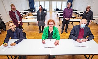 Unterzeichnen den Koalitionsvertrag (v. l.): Riza Öztürk (SPD), Wiebke Esdar (SPD), Daniela Kluge (Grüne), Christina Osei (Grüne), Florian Straetmanns (Linke), Bernd Vollmer (Linke) und Brigitte Stelze (Linke). Für das Foto haben die Protagonisten fast alle kurz ihre Masken abgenommen. Foto: Mike-Dennis Müller - Mike-Dennis Müller / www.mdm.photo Unterzeichnen den Koalitionsvertrag (v. l.): Riza Öztürk (SPD), Wiebke Esdar (SPD), Daniela Kluge (Grüne), Christina Osei (Grüne), Florian Straetmanns (Linke), Bernd Vollmer (Linke) und Brigitte Stelze (Linke). Für das Foto haben die Protagonisten fast alle kurz ihre Masken abgenommen. Foto: Mike-Dennis Müller - Mike-Dennis Müller / www.mdm.photo