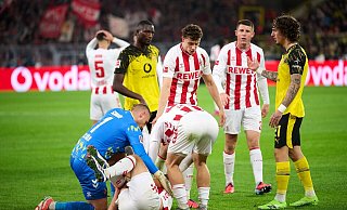 Offenbar schwer verletzt: Timo Hübers umringt von seinen Kölner Mitspielern - Bernd Thissen/dpa Offenbar schwer verletzt: Timo Hübers umringt von seinen Kölner Mitspielern - Bernd Thissen/dpa