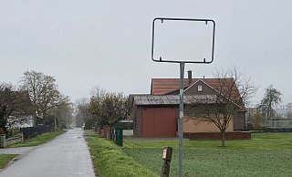 Weg. Das Ortseingangsschild am Weserradweg ist am Wochenende verschwunden. Für Verkehrsteilnehmer kann das gefährlich werden. - Nicole Sielermann Weg. Das Ortseingangsschild am Weserradweg ist am Wochenende verschwunden. Für Verkehrsteilnehmer kann das gefährlich werden. - Nicole Sielermann