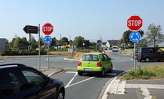 Der Kreisverkehr an Elverdisser Straße/Milser Straße/Auf der Helle mit den irritierenden Stop-Schildern soll wieder Kreuzung werden. - Frank-Michael Kiel-Steinkamp Der Kreisverkehr an Elverdisser Straße/Milser Straße/Auf der Helle mit den irritierenden Stop-Schildern soll wieder Kreuzung werden. - Frank-Michael Kiel-Steinkamp