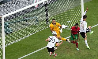 Robin Gosens (Nummer 20) köpft 2021 das 4:1 gegen Portugal und ist auch diesmal wieder in München dabei. - Federico Gambarini/dpa Robin Gosens (Nummer 20) köpft 2021 das 4:1 gegen Portugal und ist auch diesmal wieder in München dabei. - Federico Gambarini/dpa