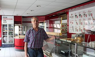 Heinrich Gaßmüller musste die Öffnungszeiten seiner beiden Bäckereifilialen nach dem Lockdown durch Corona anpassen. Bis zu der engültigen Schließung an Heiligabend ist die Filiale an der Residenzstraße täglich nur bis 13 Uhr geöffnet. - Anastasia von Fugler Heinrich Gaßmüller musste die Öffnungszeiten seiner beiden Bäckereifilialen nach dem Lockdown durch Corona anpassen. Bis zu der engültigen Schließung an Heiligabend ist die Filiale an der Residenzstraße täglich nur bis 13 Uhr geöffnet. - Anastasia von Fugler