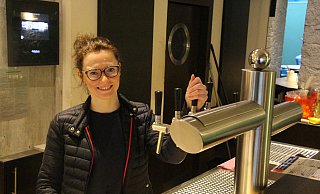 Anna Alexander in der Bar, die jetzt ihren Namen trägt. Zapfhahn, Tresen und Mobiliar kann die 31-jährige Neugastronomin vom Vorgänger übernehmen. - David Schellenberg Anna Alexander in der Bar, die jetzt ihren Namen trägt. Zapfhahn, Tresen und Mobiliar kann die 31-jährige Neugastronomin vom Vorgänger übernehmen. - David Schellenberg