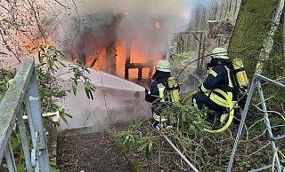 Der gemeldete Wohnungsbrand stellte sich als ausgedehnter Gartenhüttenbrand außerhalb von Fürstenau heraus. - Feuerwehr Höxter Der gemeldete Wohnungsbrand stellte sich als ausgedehnter Gartenhüttenbrand außerhalb von Fürstenau heraus. - Feuerwehr Höxter
