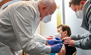 Andreas Dammann impft Margret Frenzel (93) als Erste in der neueröffneten Impfstelle Bethel im Assapheum, Anita Meletzki beruhigt die Dame, die Gast in der Gerontopsychiatrischen Tagespflege ist. - Christian Weische Andreas Dammann impft Margret Frenzel (93) als Erste in der neueröffneten Impfstelle Bethel im Assapheum, Anita Meletzki beruhigt die Dame, die Gast in der Gerontopsychiatrischen Tagespflege ist. - Christian Weische