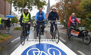Fritz Spratte (von links), Daniel Neuhaus (beide ADFC), Bürgermeister Henning Schulz und Thomas Karrasch (ADFC) radeln über den kürzlich neu ausgewiesenen Abschnitt. - Max Maschmann Fritz Spratte (von links), Daniel Neuhaus (beide ADFC), Bürgermeister Henning Schulz und Thomas Karrasch (ADFC) radeln über den kürzlich neu ausgewiesenen Abschnitt. - Max Maschmann