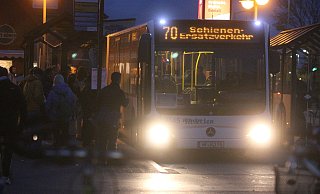 Die Pendler warten am Erich-Maria-Remarque-Platz auf den Ersatzbus. Bis Freitag, 10. November, ist der Schienenersatzverkehr zwischen Herford und Löhne geplant. - Jan Husmann Die Pendler warten am Erich-Maria-Remarque-Platz auf den Ersatzbus. Bis Freitag, 10. November, ist der Schienenersatzverkehr zwischen Herford und Löhne geplant. - Jan Husmann