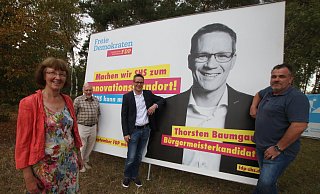 Spitzenkandidaten: Ulla Lehmann (v. l.), Gerhard Blumenthal, Thorsten Baumgart und Olaf Pretel sowie David Luge (nicht auf dem Foto) belegen die ersten Plätze der FDP-Reserveliste. Sie stehen vor dem einzigen Großplakat, dass sich die Liberalen in diesem Kommunalwahlkampf gegönnt und an der Holter Straße (Nähe Hallenbad) platziert haben. - Sabine Kubendorff Spitzenkandidaten: Ulla Lehmann (v. l.), Gerhard Blumenthal, Thorsten Baumgart und Olaf Pretel sowie David Luge (nicht auf dem Foto) belegen die ersten Plätze der FDP-Reserveliste. Sie stehen vor dem einzigen Großplakat, dass sich die Liberalen in diesem Kommunalwahlkampf gegönnt und an der Holter Straße (Nähe Hallenbad) platziert haben. - Sabine Kubendorff