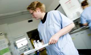 Stressiger Alltag: Eine Pflegekraft bringt Medikamente zu Patienten. - picture alliance / JOKER Stressiger Alltag: Eine Pflegekraft bringt Medikamente zu Patienten. - picture alliance / JOKER