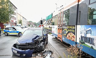 Erneut - wie bei diesem Symbolfoto - ist es auf der Beckhausstraße zu einem Zusammenstoß zwischen Stadtbahn und Auto gekommen. - Symbolfoto: Christian Weische Erneut - wie bei diesem Symbolfoto - ist es auf der Beckhausstraße zu einem Zusammenstoß zwischen Stadtbahn und Auto gekommen. - Symbolfoto: Christian Weische