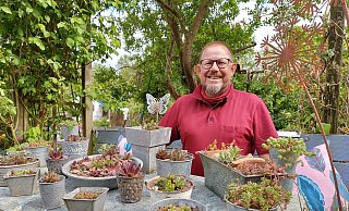 In seinem Garten sammelt Torsten Janke viele Pflanzen. Hier sitzt er an seinem Sukkulenten-Tisch. - Judith Gladow In seinem Garten sammelt Torsten Janke viele Pflanzen. Hier sitzt er an seinem Sukkulenten-Tisch. - Judith Gladow