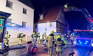 Bei einem Zimmerbrand im Dachgeschossgeschoss eines Fachwerkhauses an der Redidenzstraße rettete die Feuerwehr einen verletzten Bewohner aus der Wohnung. - Ralph Meyer Bei einem Zimmerbrand im Dachgeschossgeschoss eines Fachwerkhauses an der Redidenzstraße rettete die Feuerwehr einen verletzten Bewohner aus der Wohnung. - Ralph Meyer