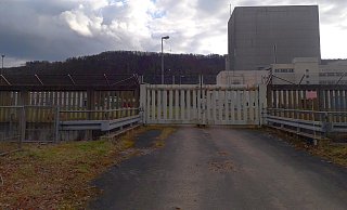 Kernkraftwerk Würgassen. Hinter diesem Zaun, auf der Nordseite des Geländes, soll das Logistikzentrum entstehen. - Torsten Wegener Kernkraftwerk Würgassen. Hinter diesem Zaun, auf der Nordseite des Geländes, soll das Logistikzentrum entstehen. - Torsten Wegener