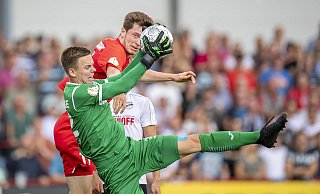 DFB Pokal, Saison 2019/2020:Verls Torhueter Robin Brüseke (l.) und Augsburg Michael Gregoritsch kämpfen um den Ball. - imago images / Kirchner-Media DFB Pokal, Saison 2019/2020:Verls Torhueter Robin Brüseke (l.) und Augsburg Michael Gregoritsch kämpfen um den Ball. - imago images / Kirchner-Media