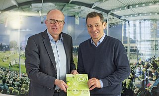 Der CDU-Landtagsabgeordnete Bernhard Hoppe-Biermeyer (l.) traf Sportmanager Michael Mronz in dessen Kölner Agentur. - Lina Offergeld Der CDU-Landtagsabgeordnete Bernhard Hoppe-Biermeyer (l.) traf Sportmanager Michael Mronz in dessen Kölner Agentur. - Lina Offergeld