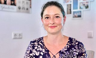 Analog und digital - mit Gemeindeordnung und iPad: Colette Pöppel-Stadelmann sitzt seit 2014 für die CDU im Hiddenhauser Rat. - Alexander Jenniches Analog und digital - mit Gemeindeordnung und iPad: Colette Pöppel-Stadelmann sitzt seit 2014 für die CDU im Hiddenhauser Rat. - Alexander Jenniches