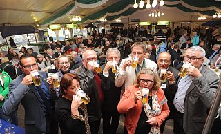 Ein Bild aus besseren Zeiten: Im Oktober stieß Bürgermeister Kai Abruszat mit der damaligen Regierungspräsidentin Marianne Thomann-Stahl, Politikern aus Bund und Land sowie seiner französischen Amtskollegin Dominique Bougraud auf den Leverner Markt an. - Archiv Joern Spreen-Ledebur Ein Bild aus besseren Zeiten: Im Oktober stieß Bürgermeister Kai Abruszat mit der damaligen Regierungspräsidentin Marianne Thomann-Stahl, Politikern aus Bund und Land sowie seiner französischen Amtskollegin Dominique Bougraud auf den Leverner Markt an. - Archiv Joern Spreen-Ledebur