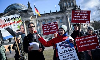 Indra Ghosh überreicht 1,6 Millionen Unterschriften im Rahmen einer Petition zu einem Antrag auf Grundrechtsverwirkung für den AfD-Politiker Björn Höcke. - Britta Pedersen/dpa Indra Ghosh überreicht 1,6 Millionen Unterschriften im Rahmen einer Petition zu einem Antrag auf Grundrechtsverwirkung für den AfD-Politiker Björn Höcke. - Britta Pedersen/dpa